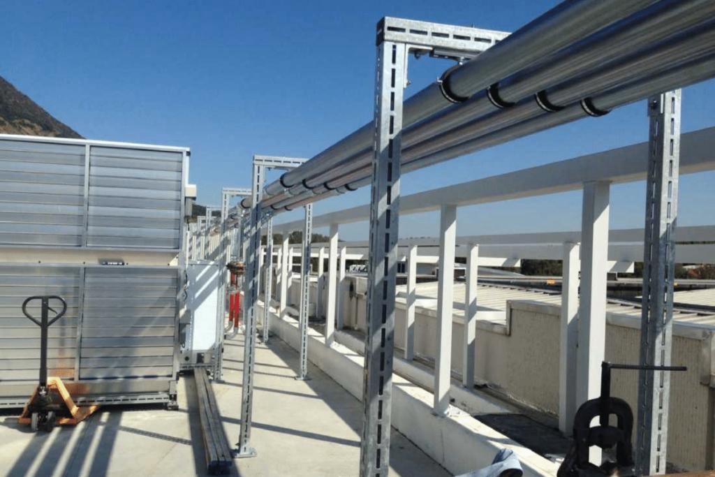 Pipework carried on strut frames with rooftop bases